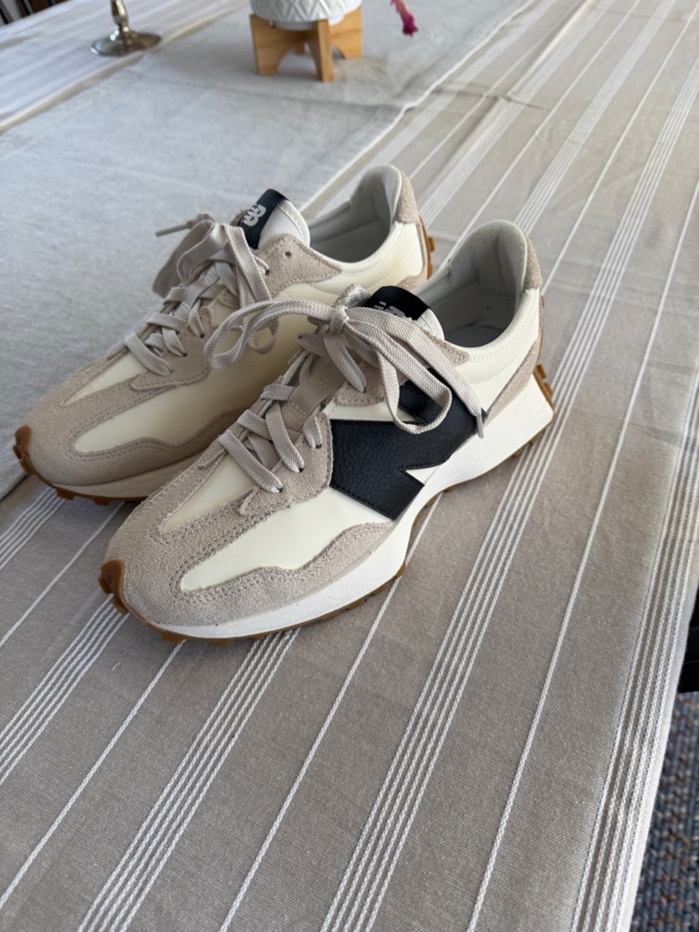 New Balance 327 women’s sneakers Size 9.5. Worn once, Like new condition.